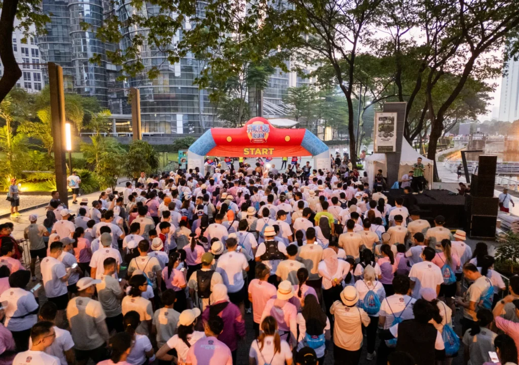An aerial view of the crowd gathering at Epiwalk Lifestyle, Rasuna Epicentrum.
